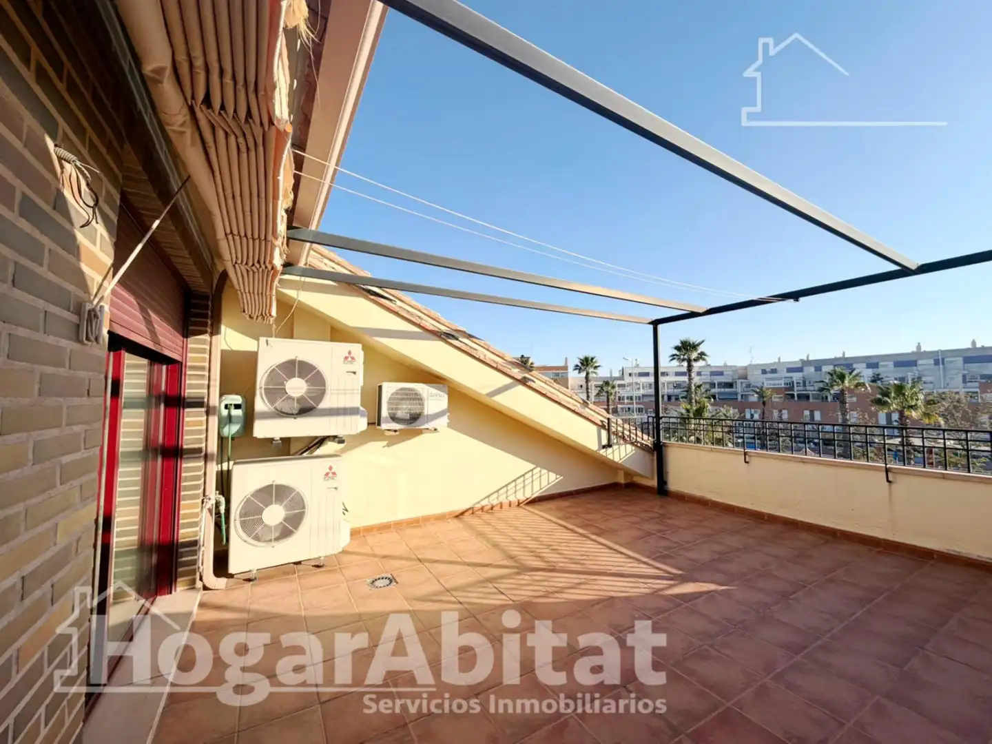 Vista exterior de Casa adosada en venda en Sagunto / Sagunt amb Aire condicionat, Jardí privat i Terrassa