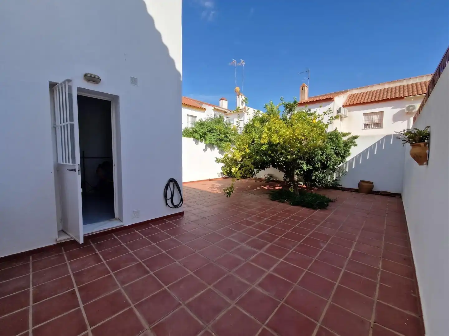 Terrassa de Casa adosada en venda en Umbrete amb Aire condicionat, Calefacció i Jardí privat