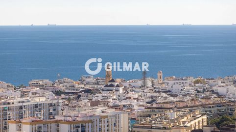 En un entorno tranquilo, rodeado de naturaleza y a pocos minutos del centro de Estepona, se encuentra este elegante apartamento de