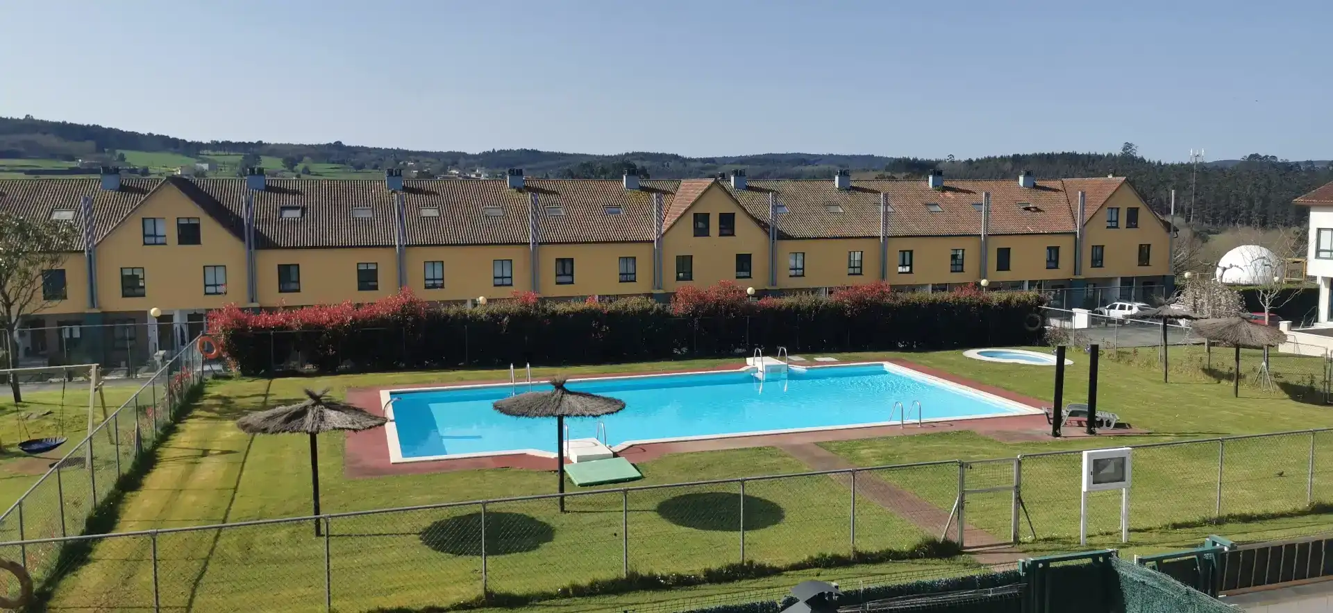 Piscina de Casa o xalet en venda en Oroso amb Jardí privat, Parquet i Forn