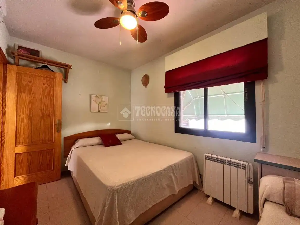 Habitación de Casa adosada en venta en Las Herencias con Calefacción, Piscina y Amueblado