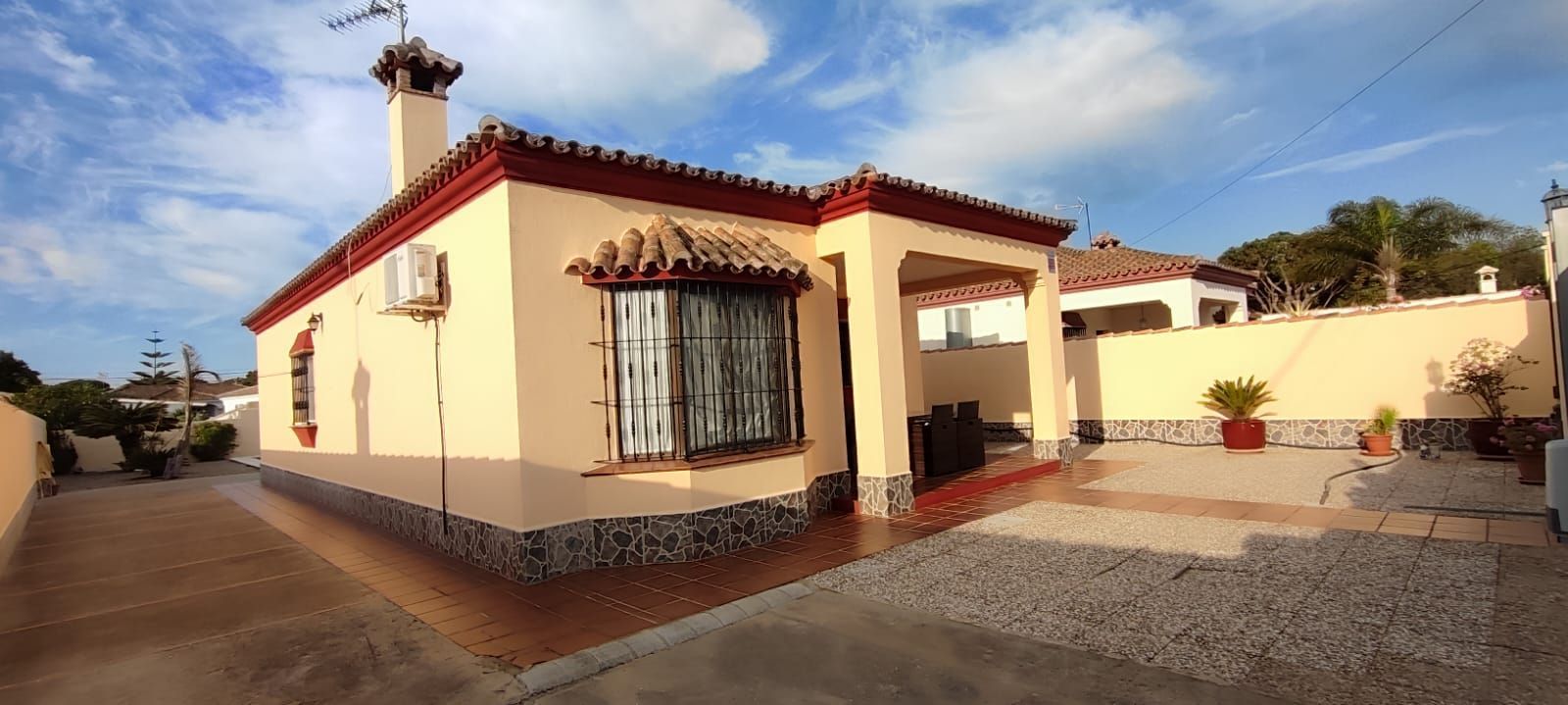 Vista exterior de Casa o chalet en venta en Chiclana de la Frontera con Jardín privado, Trastero y Piscina