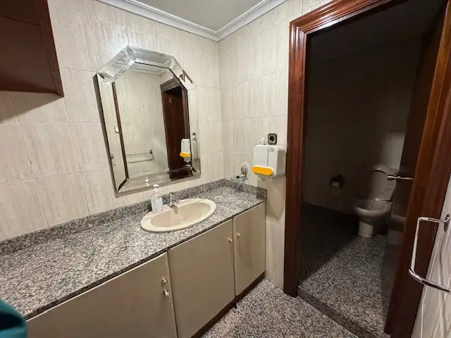 Bany de Local de lloguer en Oviedo 