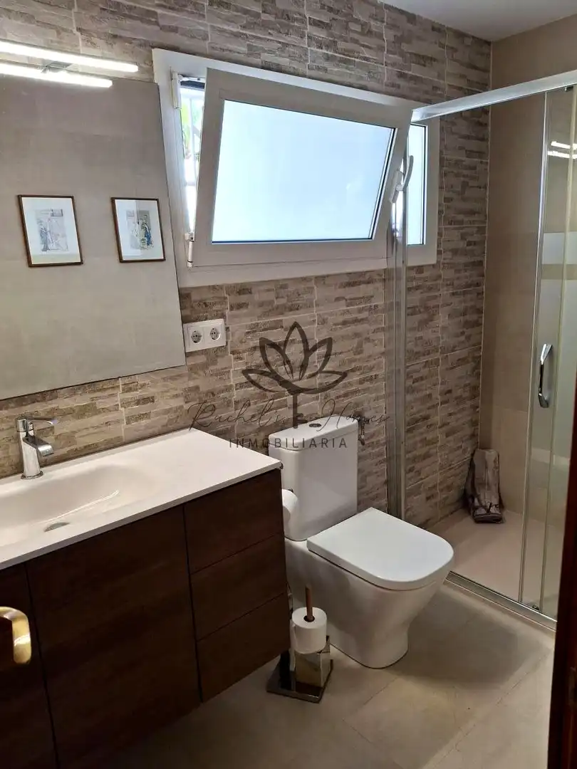 Badezimmer von Einfamilien-Reihenhaus zum Verkauf in Castelldefels mit Klimaanlage, Heizung und Privatgarten