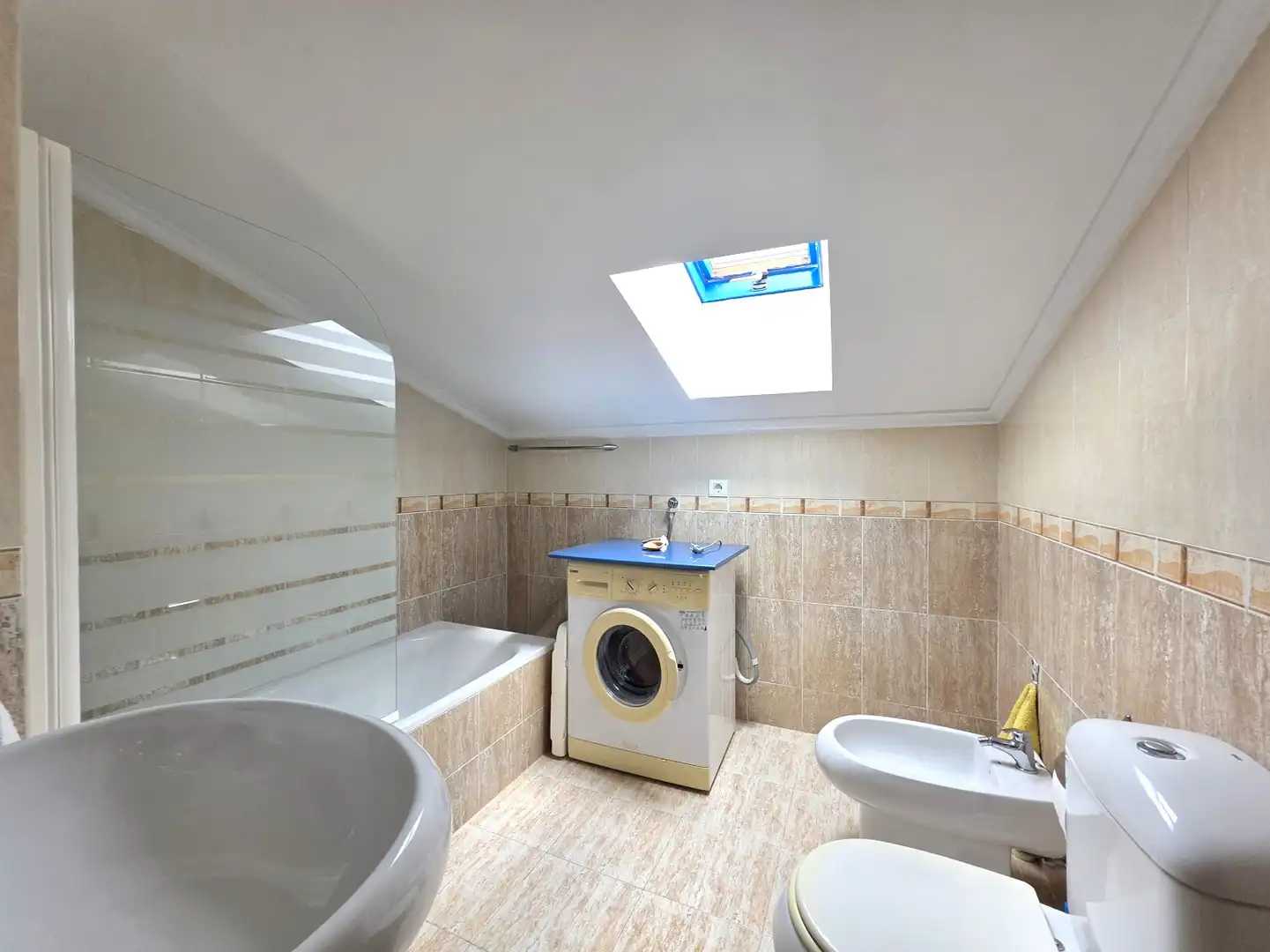 Badezimmer von Wohnung zur Miete in Nava mit Heizung