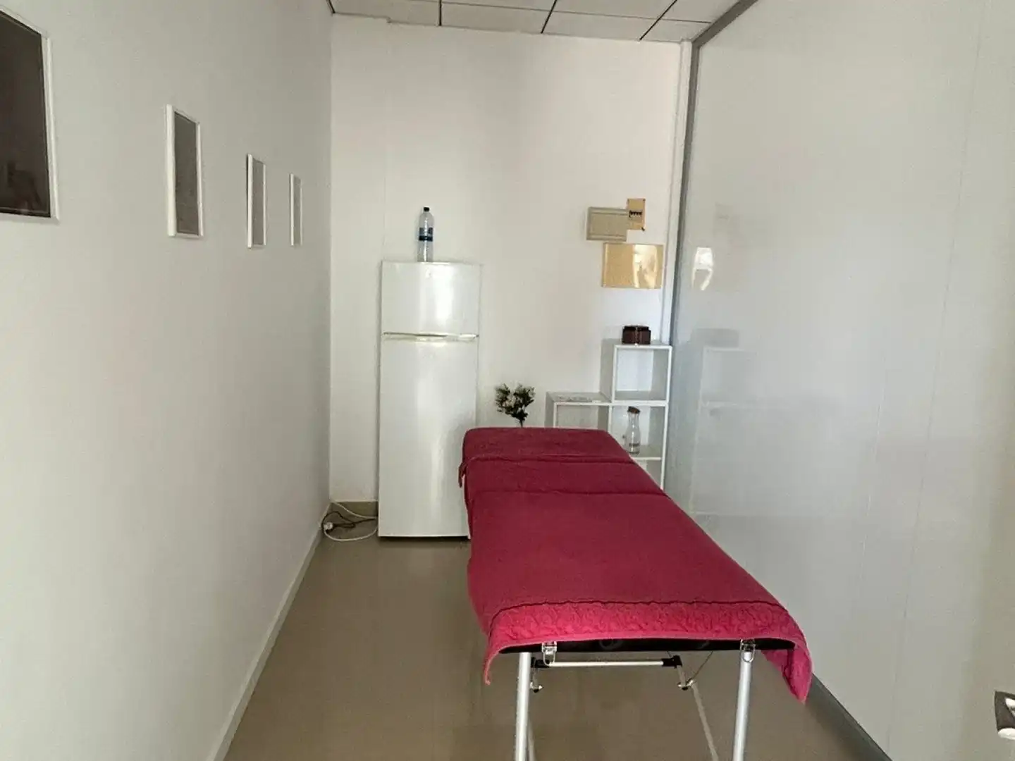 Habitación de Local de alquiler en Bollullos de la Mitación con Aire acondicionado y Amueblado
