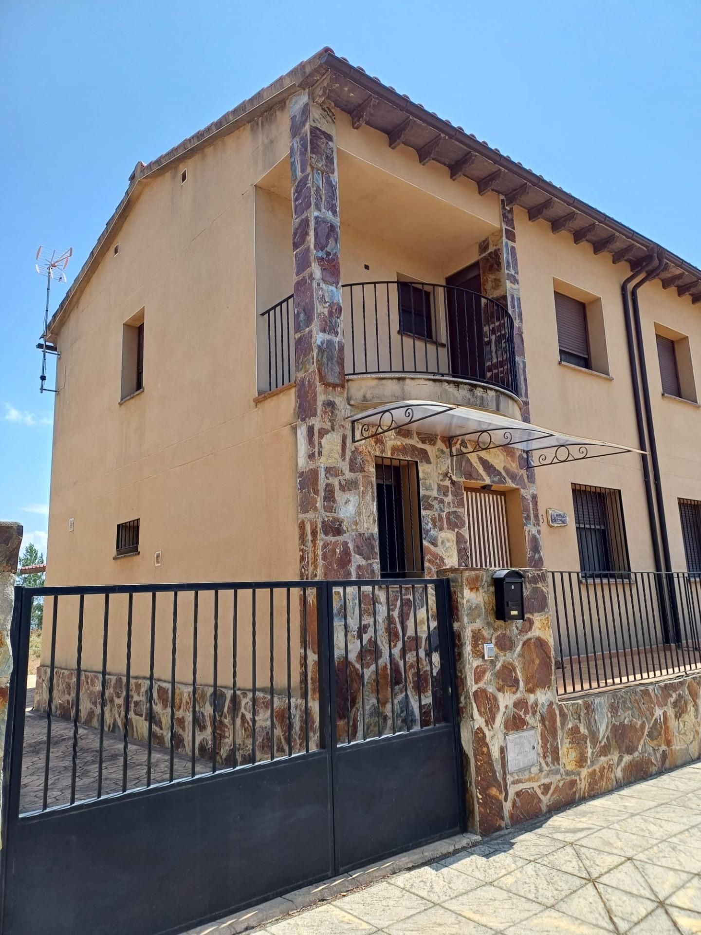 Exterior view of Single-family semi-detached for sale in Torre de Don Miguel  with Terrace and Balcony