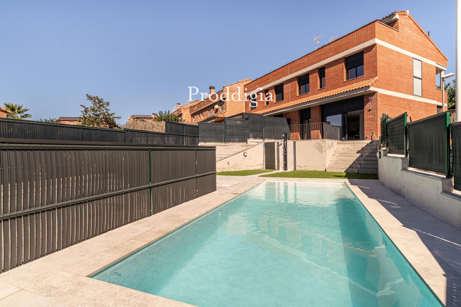 Piscina de Casa adosada en venda en Rubí amb Aire condicionat, Calefacció i Jardí privat