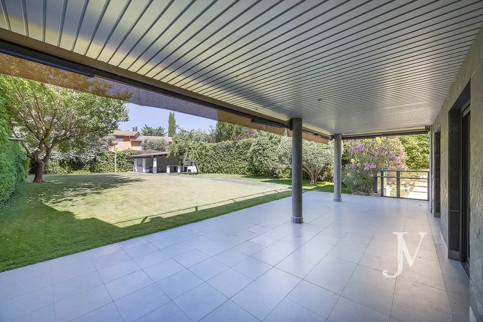 Terrasse von Einfamilien-Reihenhaus zur Miete in La Moraleja mit Klimaanlage, Heizung und Privatgarten