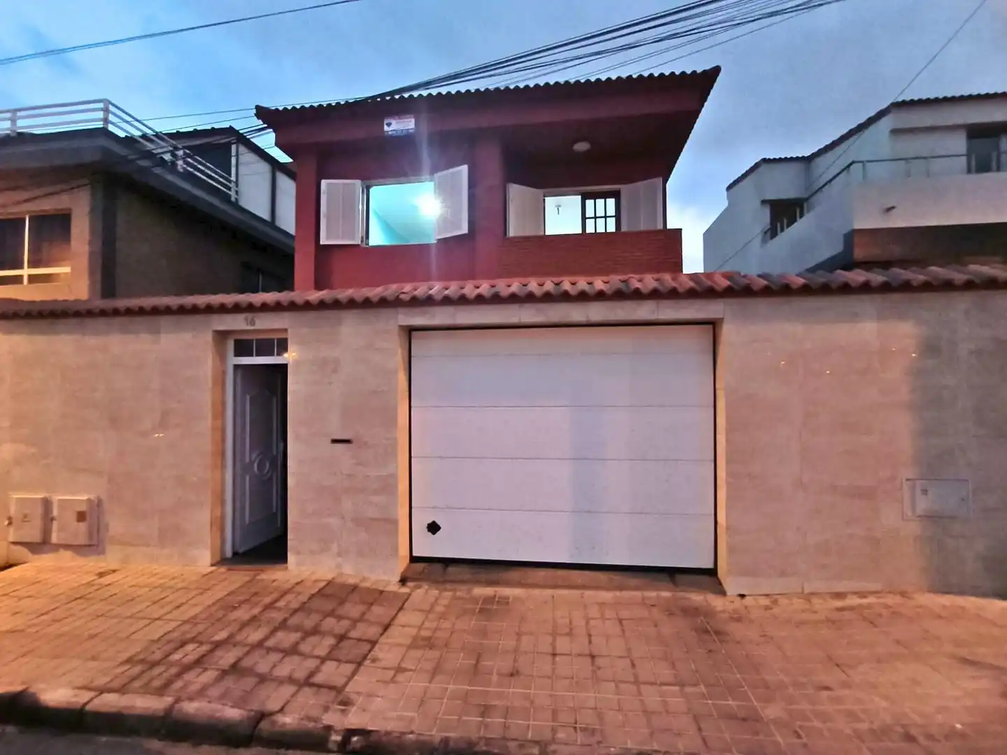 Vista exterior de Casa o xalet en venda en Telde amb Aire condicionat, Terrassa i Balcó