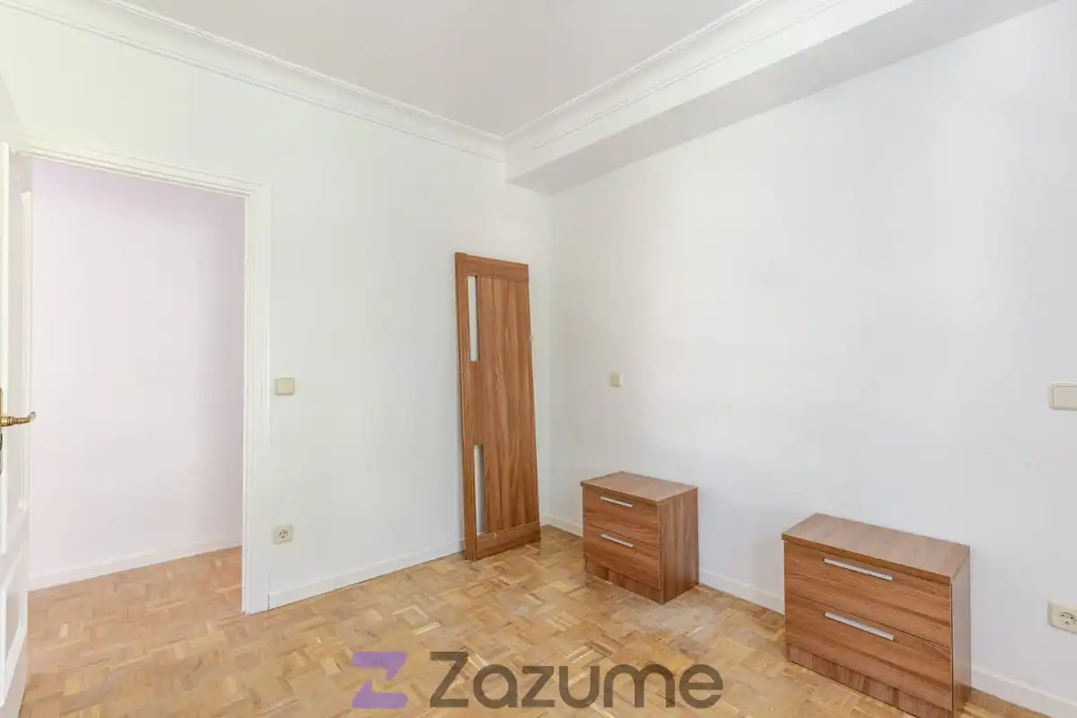 Schlafzimmer von Dachboden zur Miete in Madrid mit Klimaanlage, Heizung und Parkett