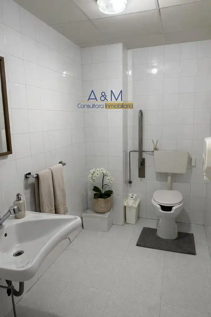 Badezimmer von Fabrikhallen zur Miete in Mojados