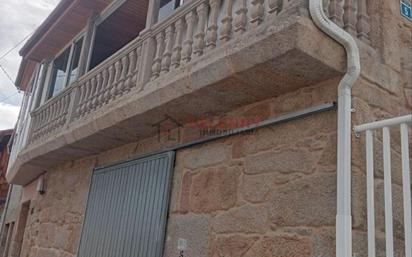 Vista exterior de Casa adosada en venda en San Cibrao das Viñas amb Calefacció, Jardí privat i Traster