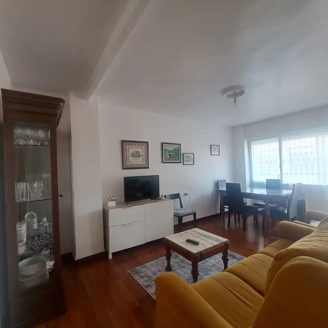 Sala d'estar de Pis de lloguer en Gijón  amb Calefacció, Moblat i Balcó