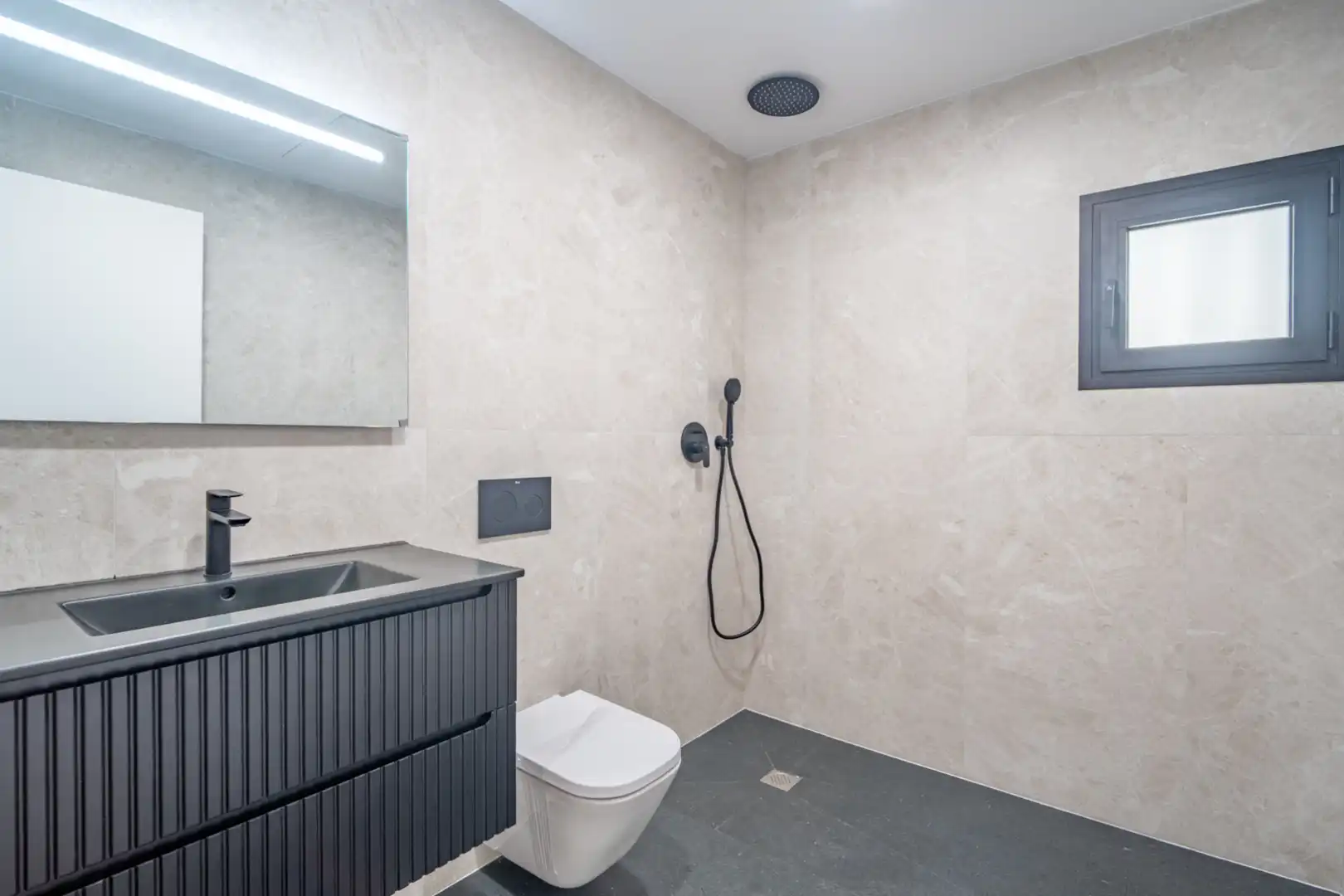 Bany de Apartament en venda en Málaga amb Piscina i Piscina comunitària