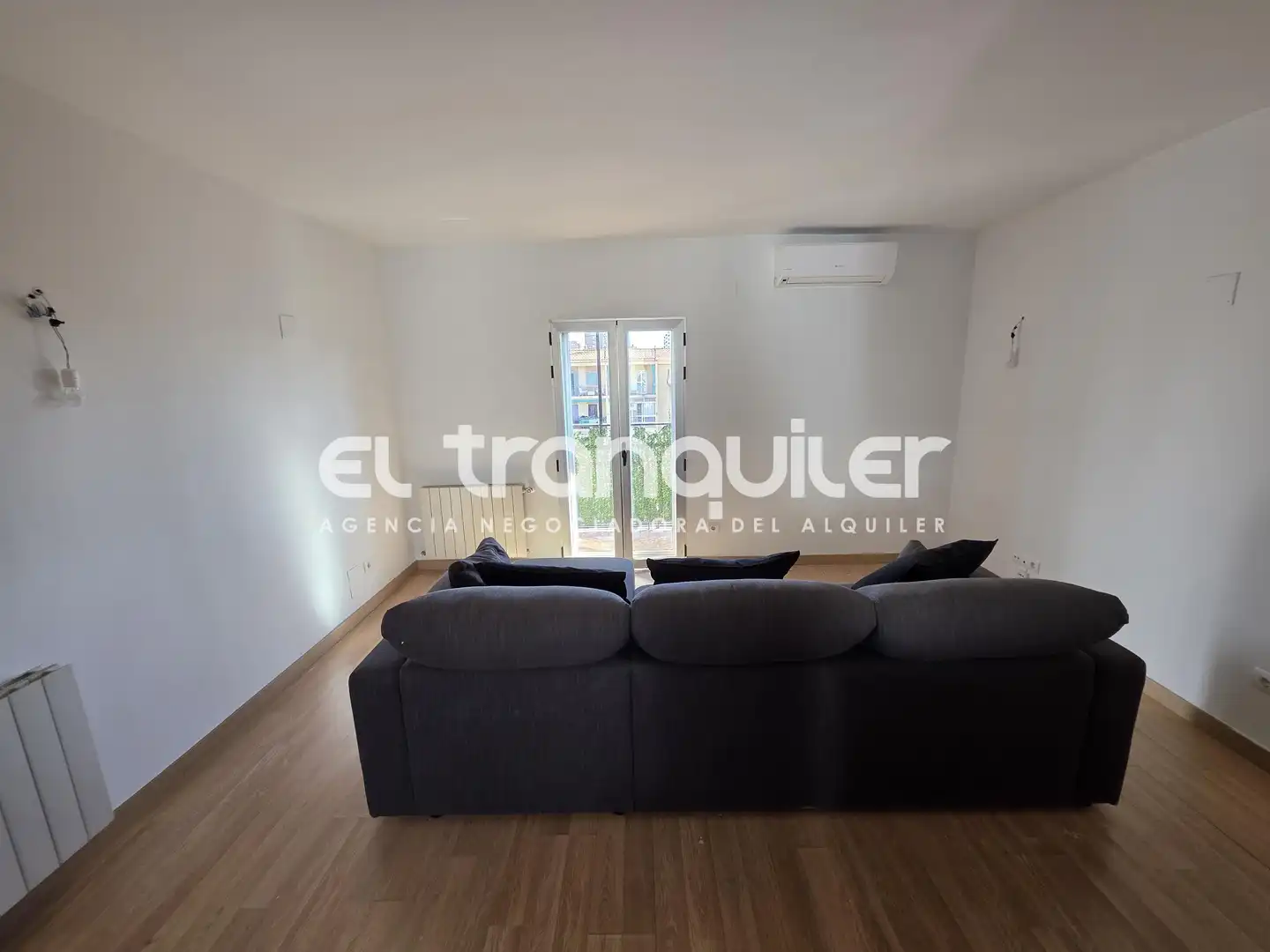 Living room of Flat for rent in Madrid  with Air Conditioner, Parquet flooring and Terrace