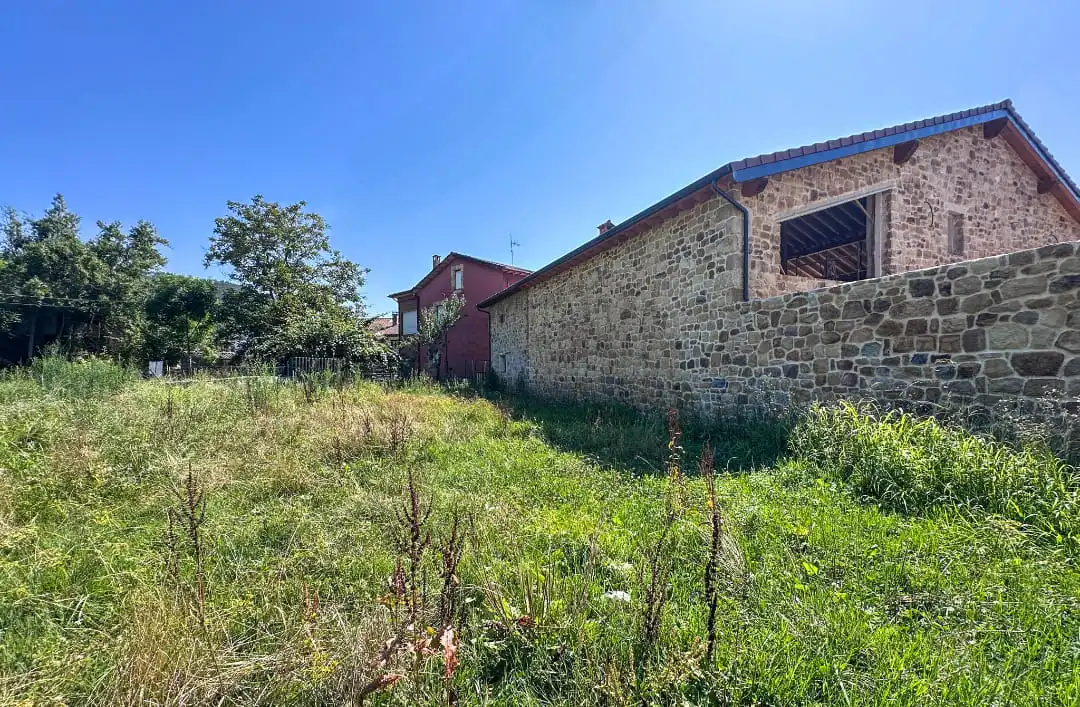 Casa adosada en venda en Castañeda amb Jardí privat