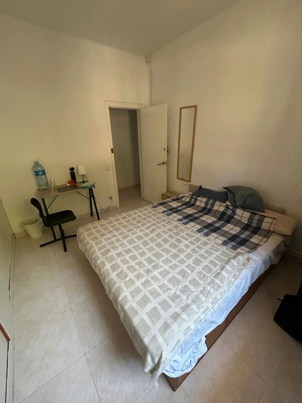Bedroom of Flat to share in  Barcelona Capital  with Heating, Washing machine and Balcony