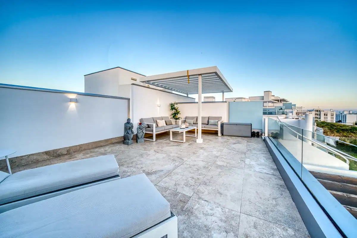Terrasse von Dachboden zum Verkauf in Estepona mit Klimaanlage, Terrasse und Abstellraum