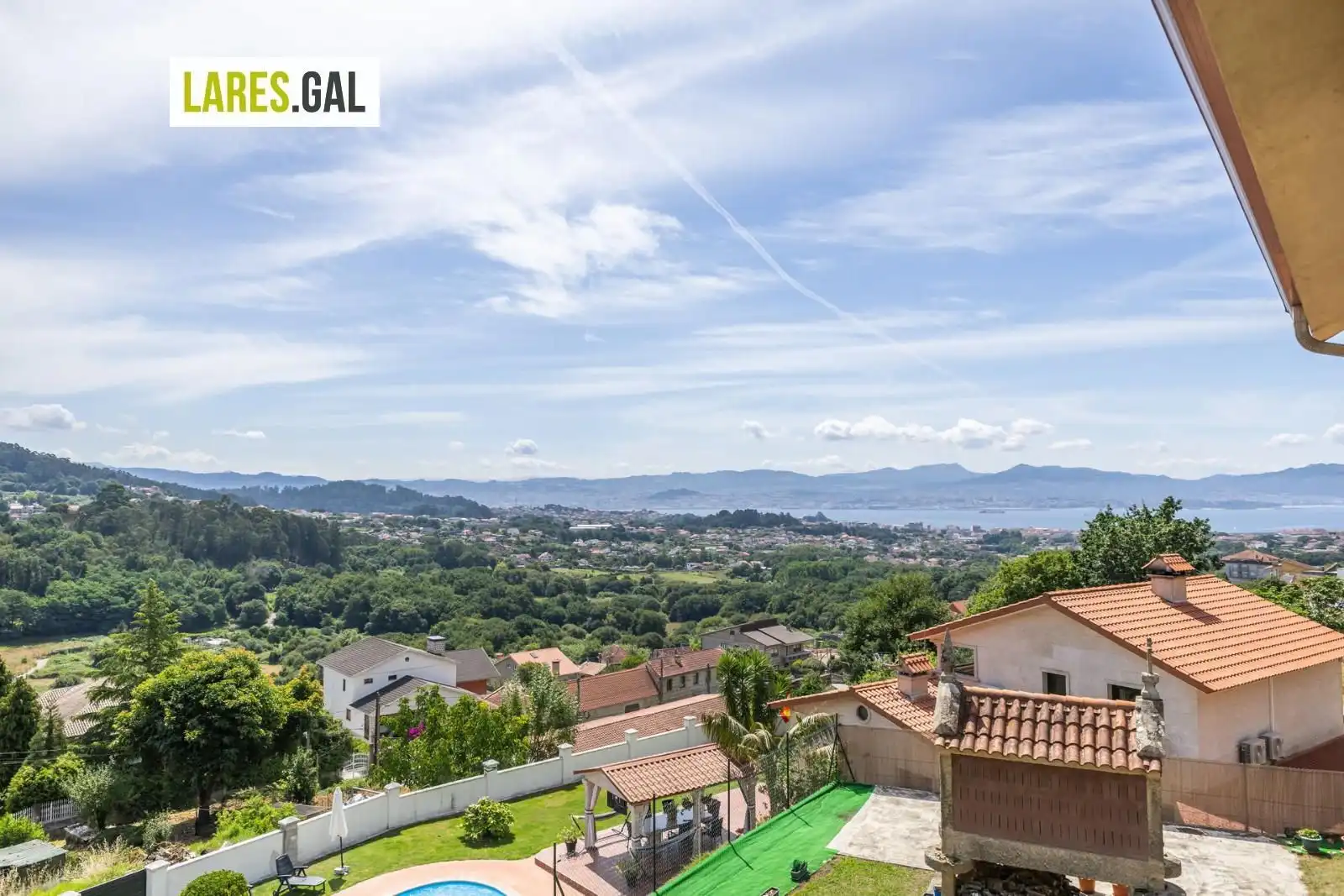 Außenansicht von Haus oder Chalet zum Verkauf in Cangas  mit Heizung, Terrasse und Möbliert