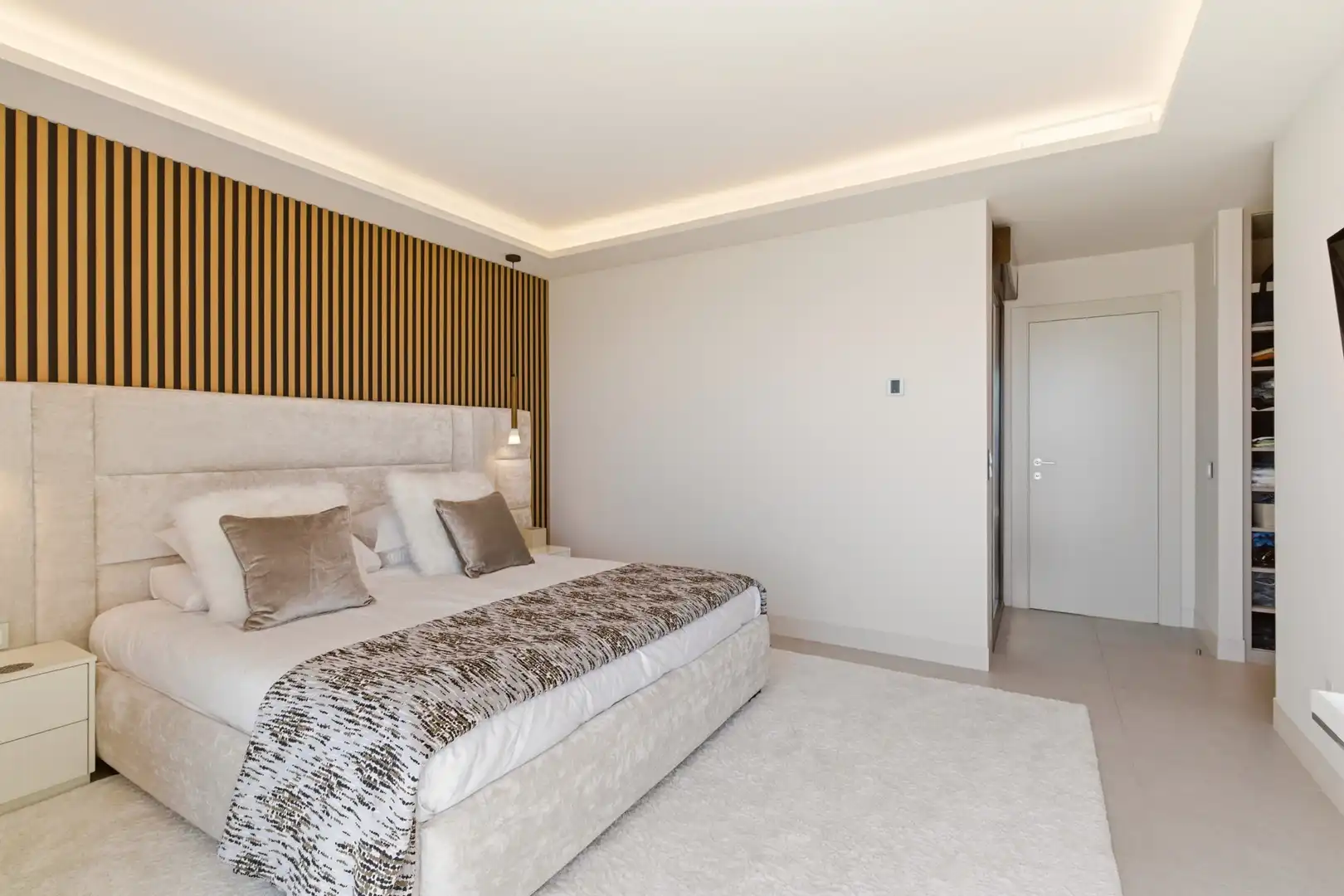 Dormitori de Casa adosada en venda en Estepona amb Aire condicionat, Jardí privat i Terrassa