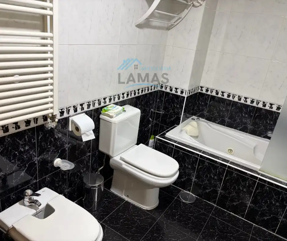 Bathroom of Houses for sale in Navalmoral de la Mata  with Air Conditioner, Heating and Terrace