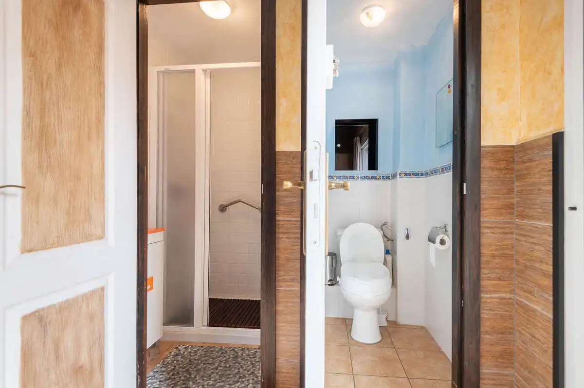 Baño de Casa adosada en venta en Les Alqueries / Alquerías del Niño Perdido con Aire acondicionado, Calefacción y Jardín privado