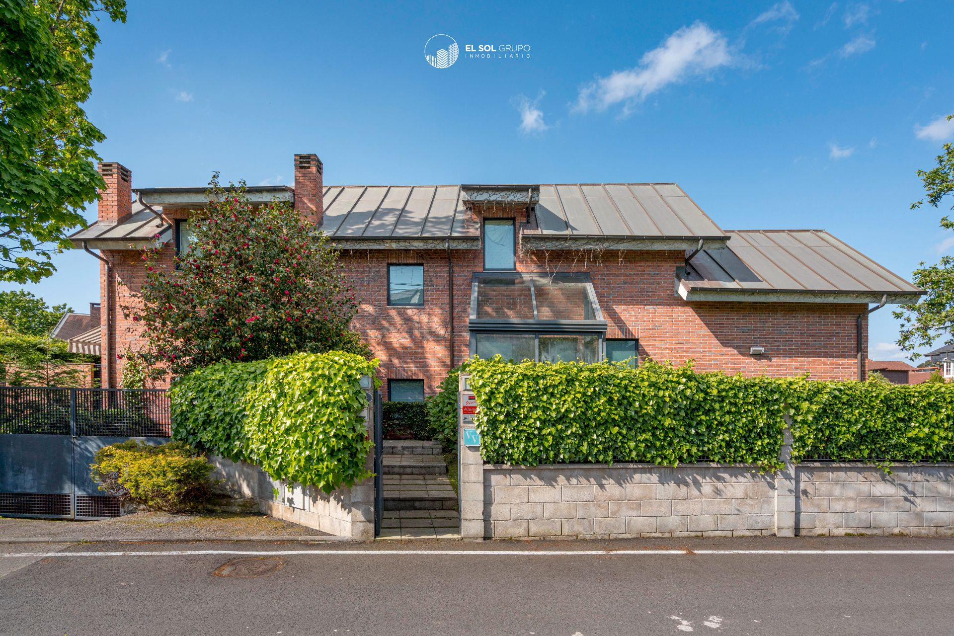 Exterior view of House or chalet for sale in Gijón   with Heating, Private garden and Parquet flooring
