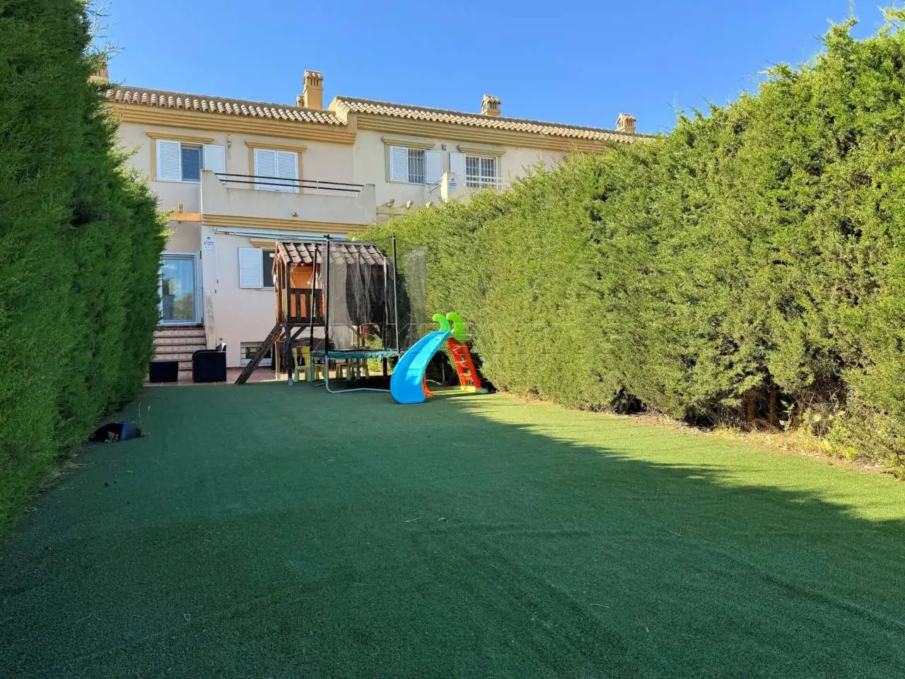 Jardí de Casa adosada de lloguer en La Línea de la Concepción amb Terrassa, Moblat i Piscina comunitària