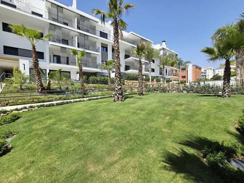 Vista exterior de Àtic de lloguer en Estepona amb Aire condicionat, Terrassa i Piscina