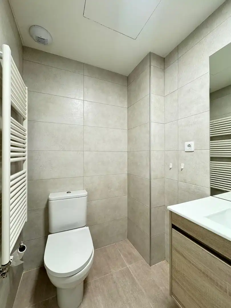 Baño de Piso de alquiler en Segovia con Calefacción, Terraza y Trastero