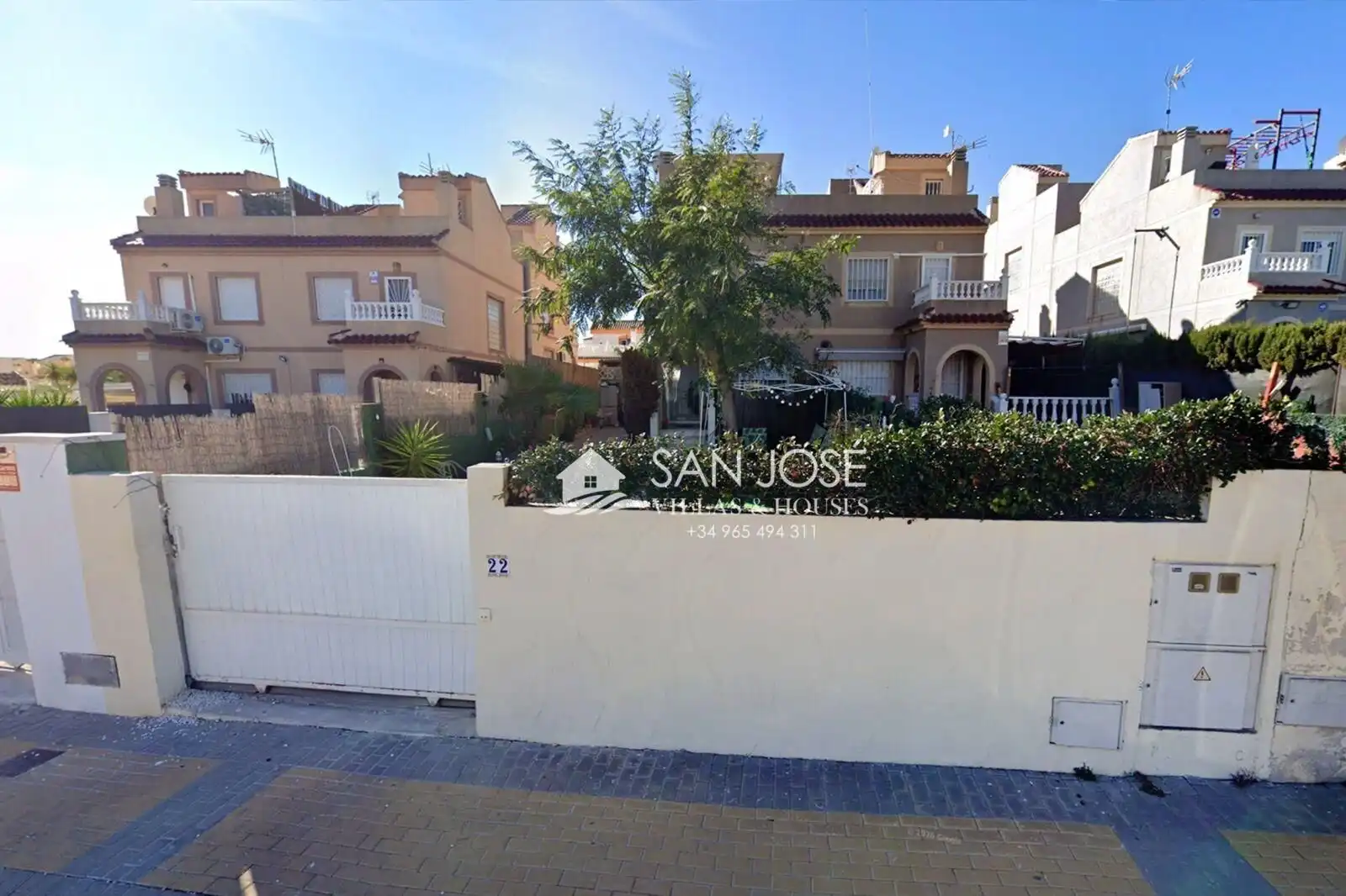 Vista exterior de Casa adosada en venda en Monforte del Cid amb Aire condicionat, Calefacció i Jardí privat