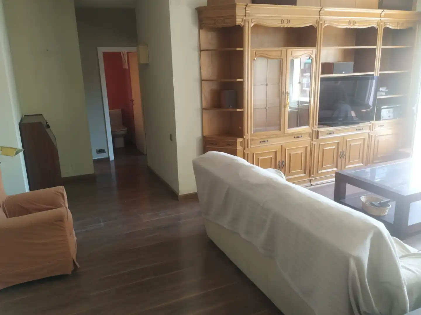 Wohnzimmer von Dachboden zur Miete in Barcelona mit Heizung, Ofen und Balkon