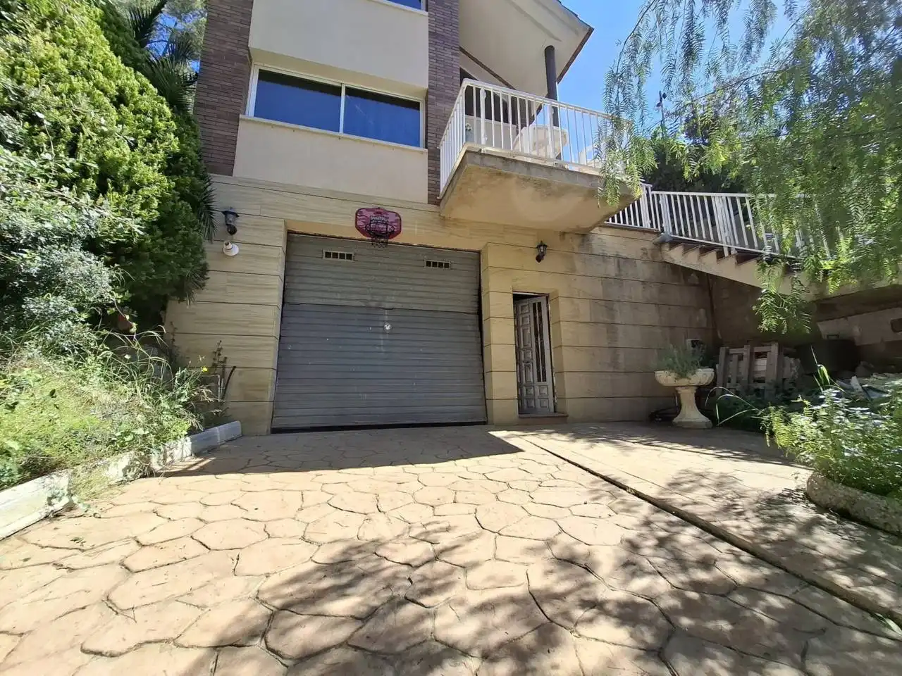 Vista exterior de Casa o xalet en venda en Rubí amb Aire condicionat, Calefacció i Jardí privat