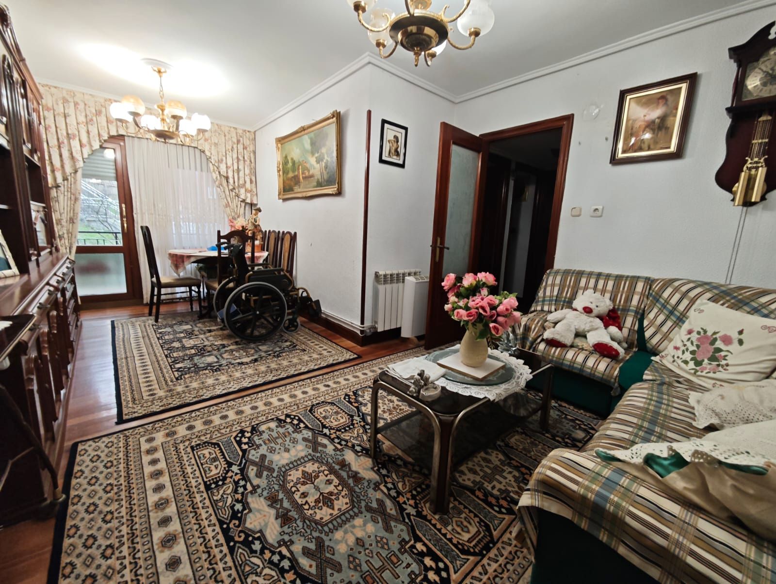 Sala de estar de Piso en venta en Basauri  con Calefacción, Amueblado y Balcón