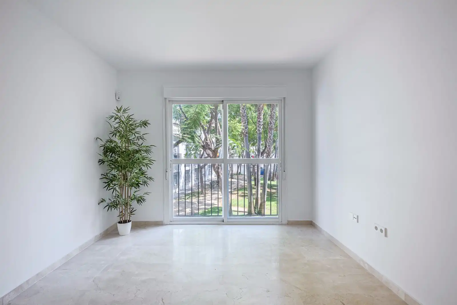 Sala d'estar de Pis en venda en Estepona amb Aire condicionat, Terrassa i Internet