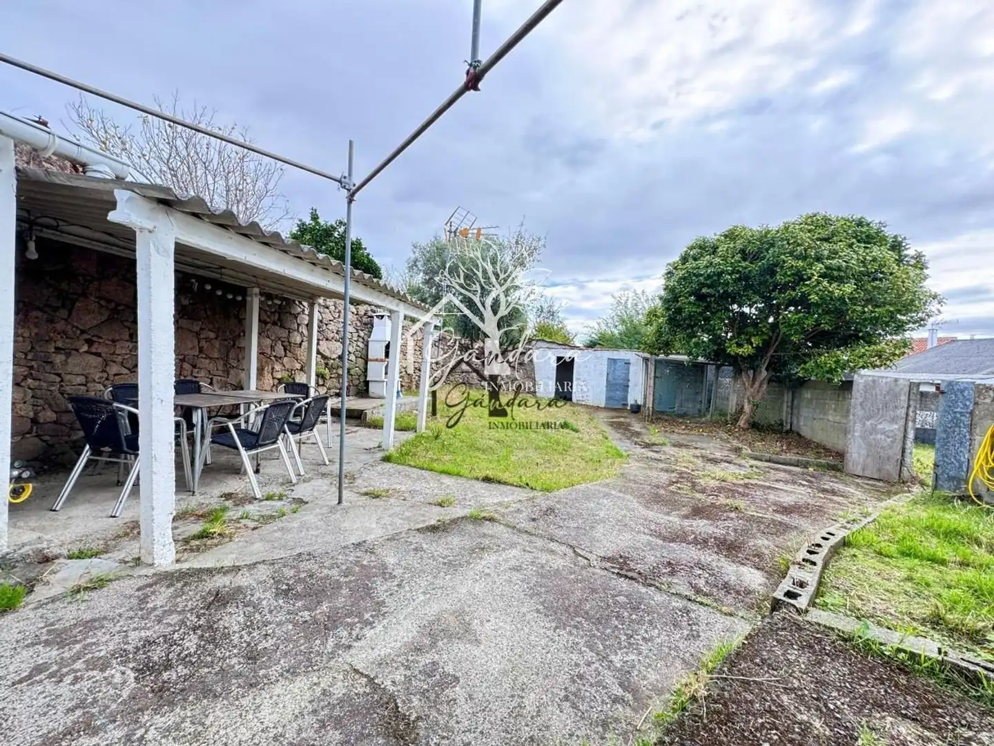 Garten von Einfamilien-Reihenhaus zum Verkauf in Ferrol mit Terrasse und Abstellraum
