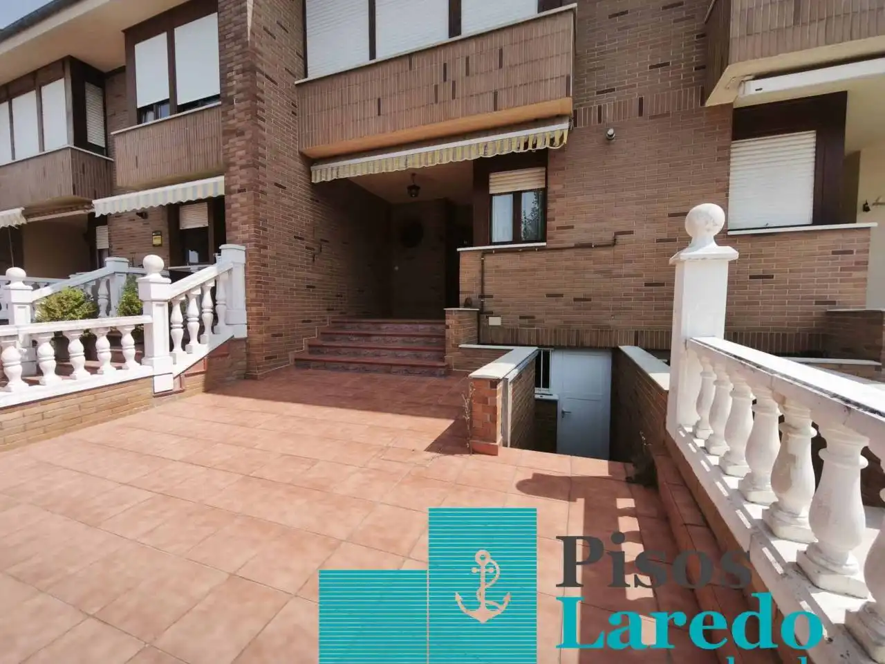 Vista exterior de Casa adosada en venda en Laredo amb Calefacció, Jardí privat i Parquet