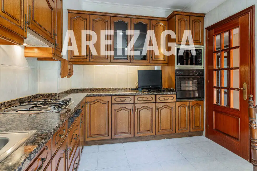 Cuina de Casa o xalet en venda en Donostia - San Sebastián  amb Calefacció, Jardí privat i Terrassa