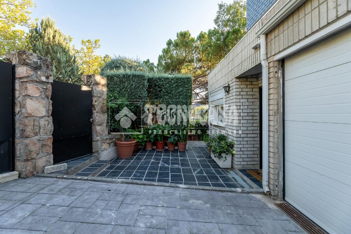 Exterior view of Single-family semi-detached to rent in Las Rozas de Madrid  with Air Conditioner and Storage room