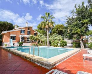 Vista exterior de Casa o xalet en venda en Chiclana de la Frontera amb Calefacció, Jardí privat i Terrassa