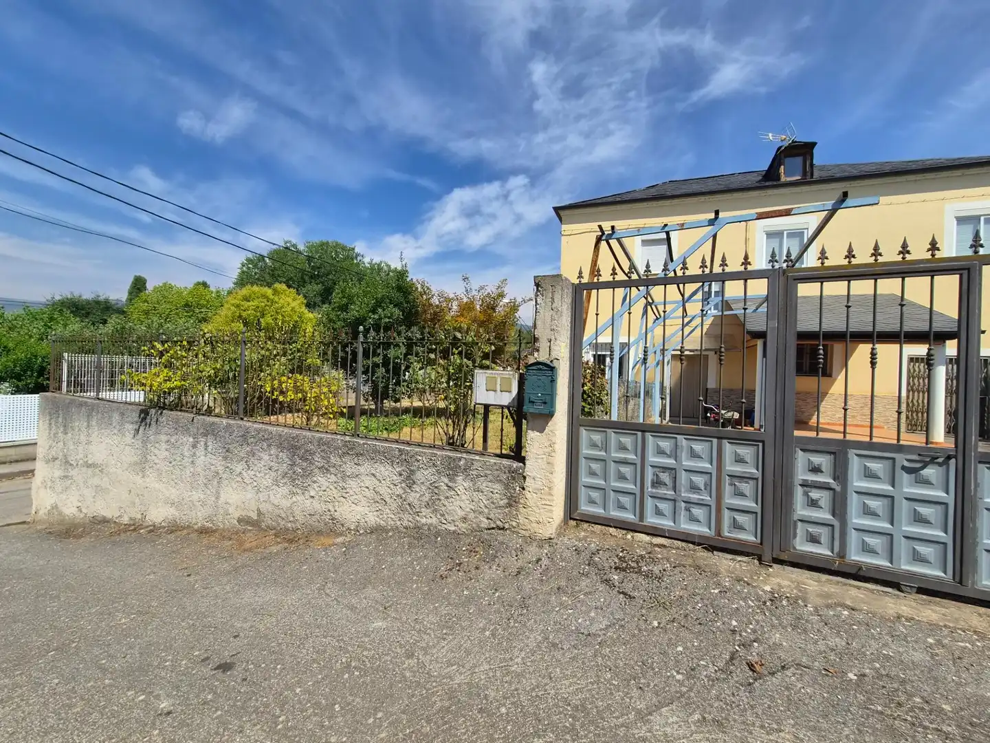 Exterior view of Residential for sale in Cacabelos