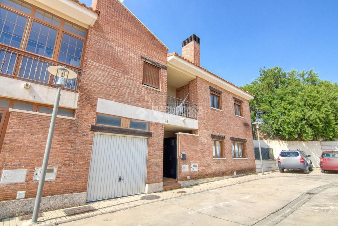 Vista exterior de Casa adosada en venda en Mucientes amb Balcó
