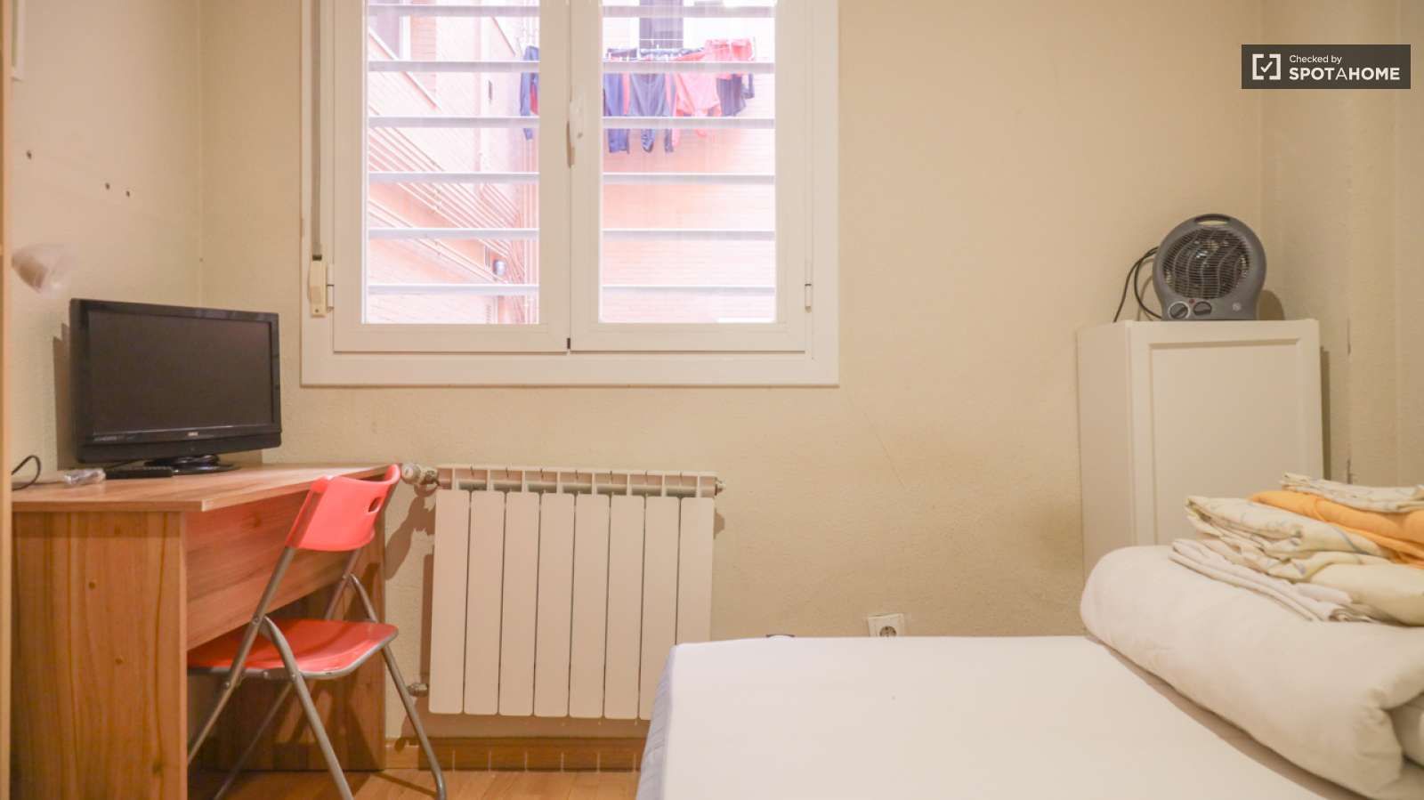Bedroom of Flat to share in  Madrid Capital  with Air Conditioner and Terrace
