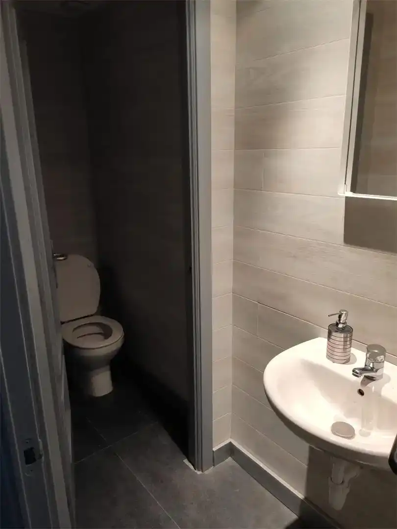 Bany de Local de lloguer en Madrid amb Aire condicionat