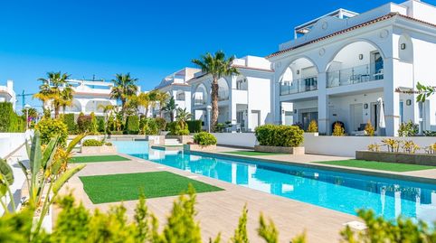 Villa exclusiva en Ciudad Quesada vida moderna en una ubicacioacuten privilegiada. Me complace presentarles esta excepcional villa