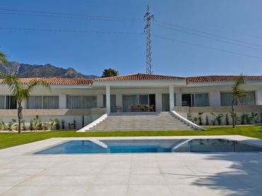 Detached house with pool for sale in Marbella Centro