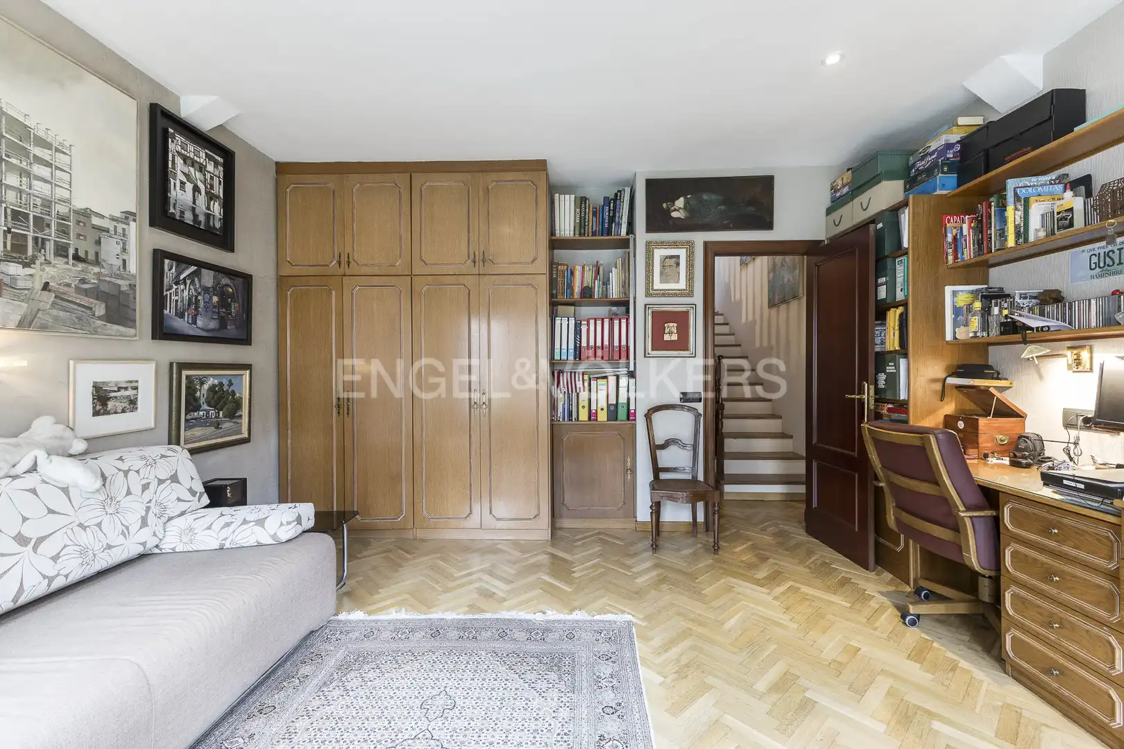 Einfamilien-Reihenhaus zum Verkauf in Barcelona mit Heizung, Privatgarten und Parkett