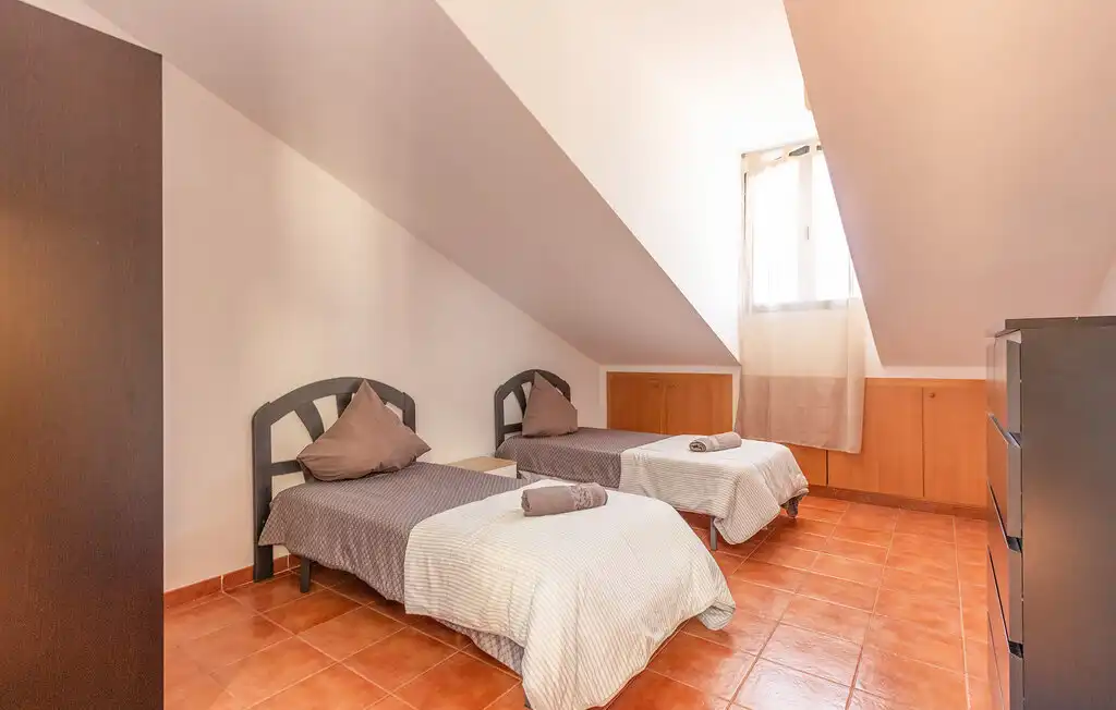 Chalet con terraza en venta en Calle Urba Coto Riñales 119, imagen 17