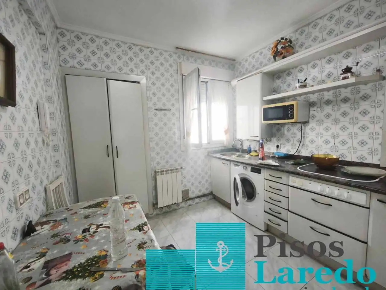 Cuina de Pis en venda en Laredo amb Calefacció, Parquet i Terrassa